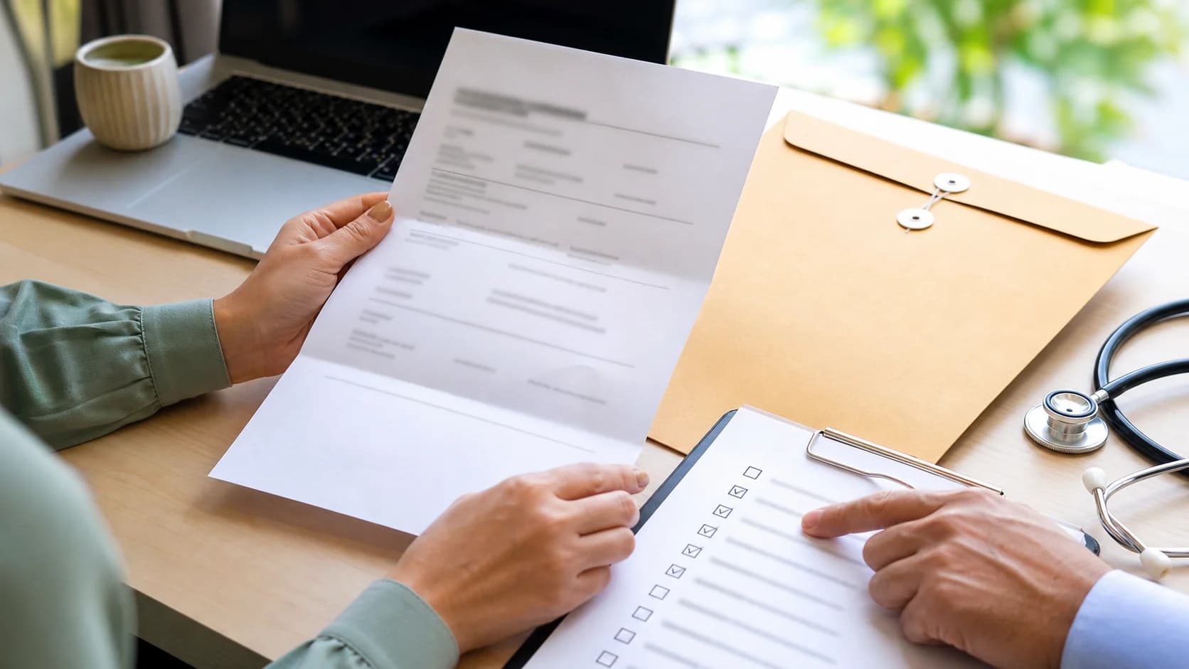 Empresa pode reduzir atestado médico externo? Profissional de RH analisando atestado médico com checklist, sem dados pessoais visíveis